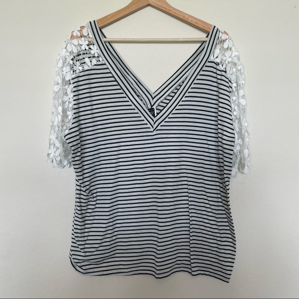 Striped Top with Flower Cutout Sleeves Size 1XL